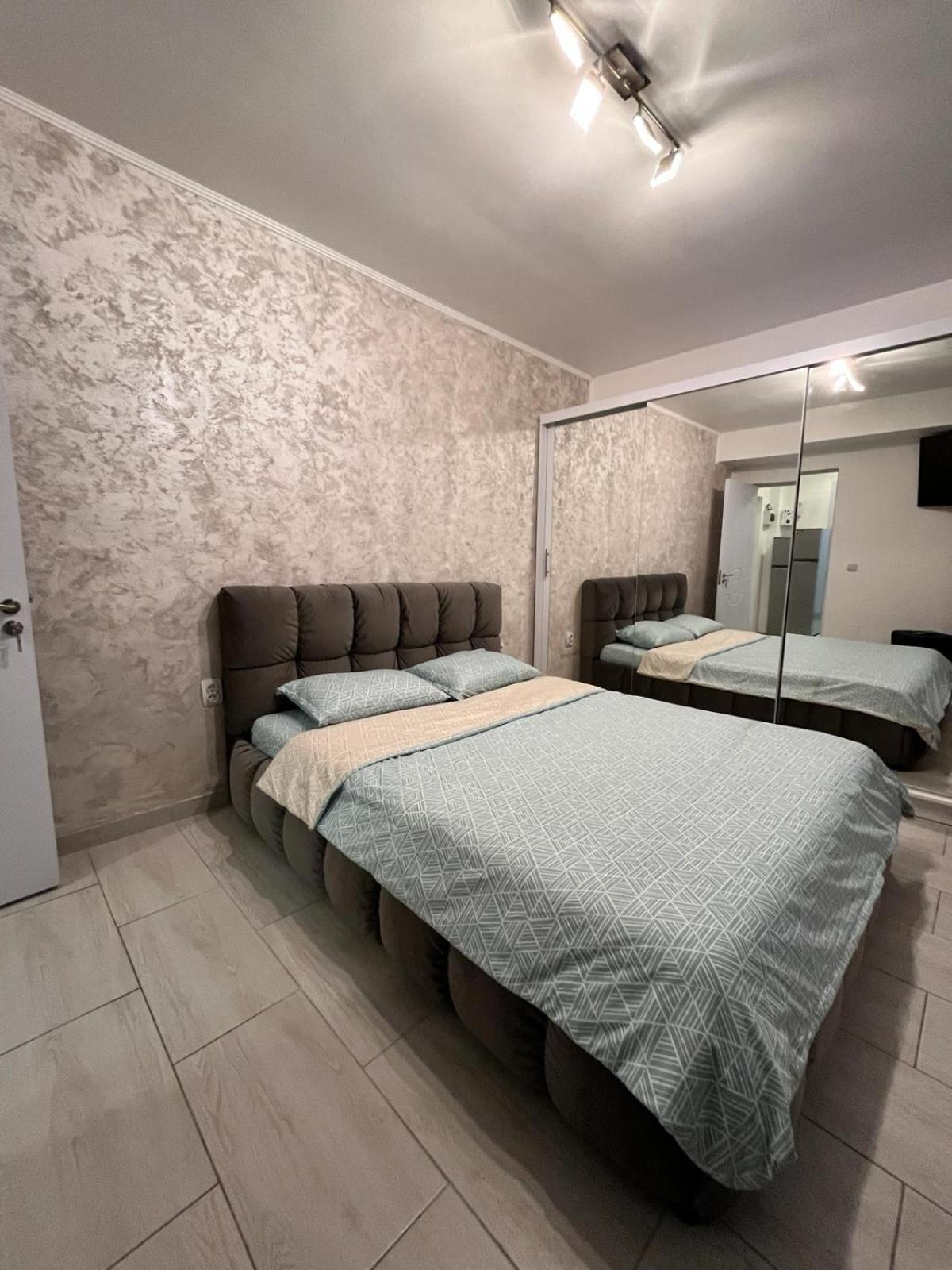 White & Silver Luxury Apartament كرايوفا المظهر الخارجي الصورة