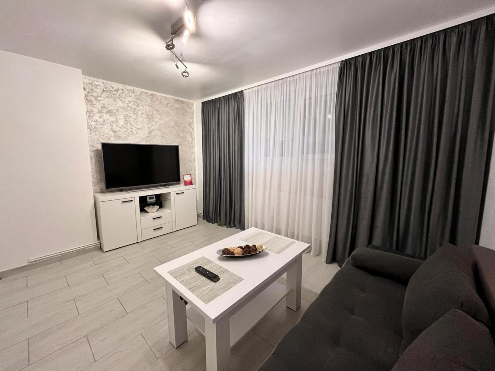 White & Silver Luxury Apartament كرايوفا المظهر الخارجي الصورة