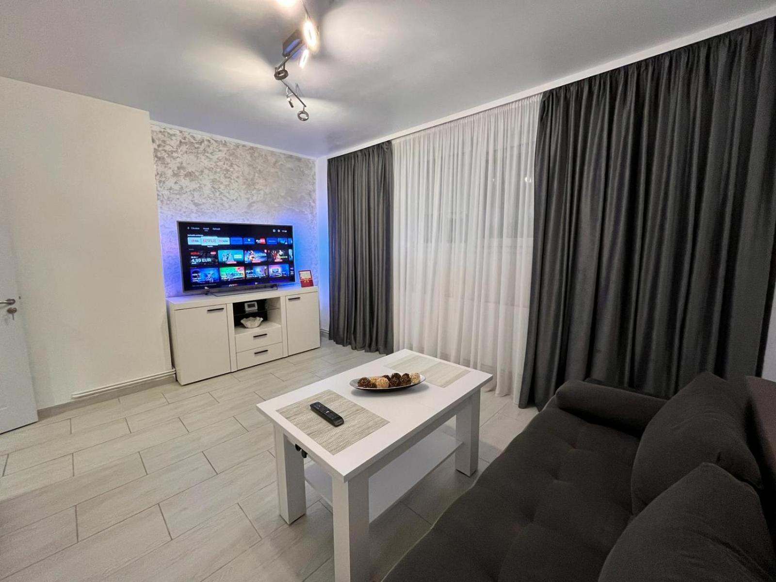 White & Silver Luxury Apartament كرايوفا المظهر الخارجي الصورة